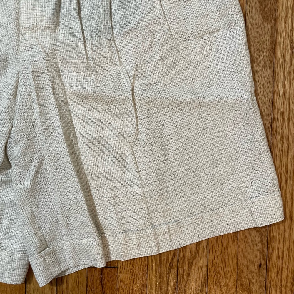 Vintage Beige Linen Pleated Shorts - Picture 2 of 15